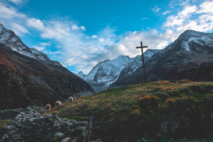 Photo of cross in the mountains